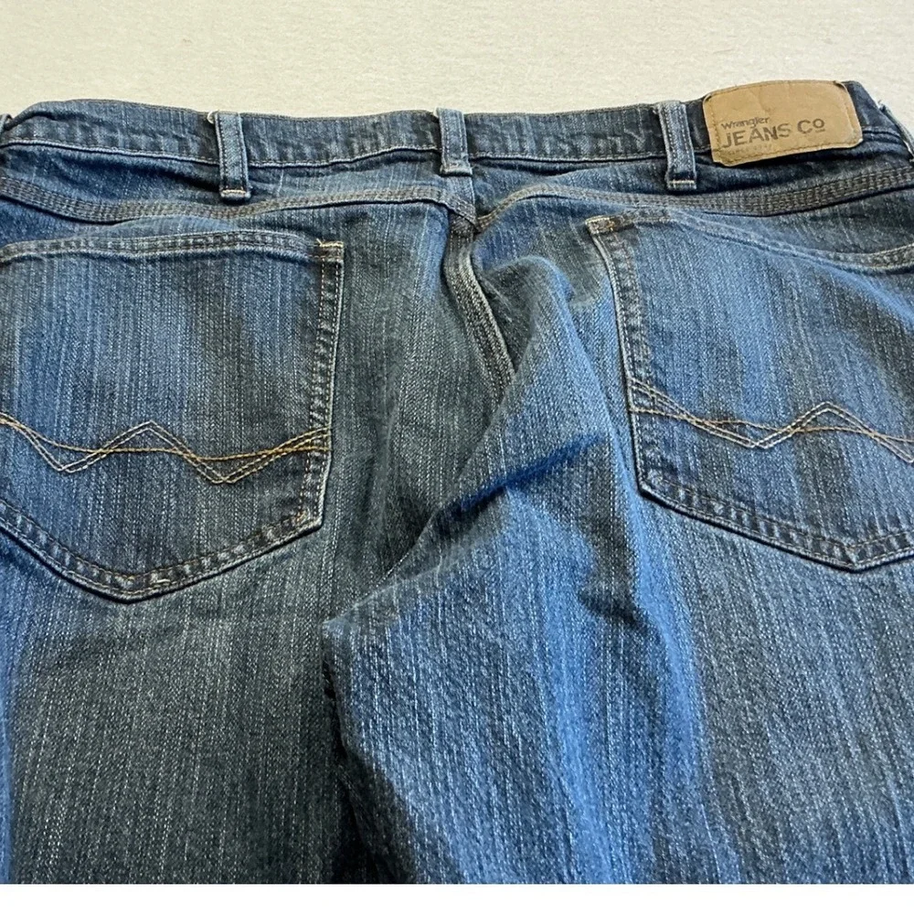 Pair Wrangler Jeans Co Mens Straight‎ Leg Denim Blue Wash Pants Casual Everyday